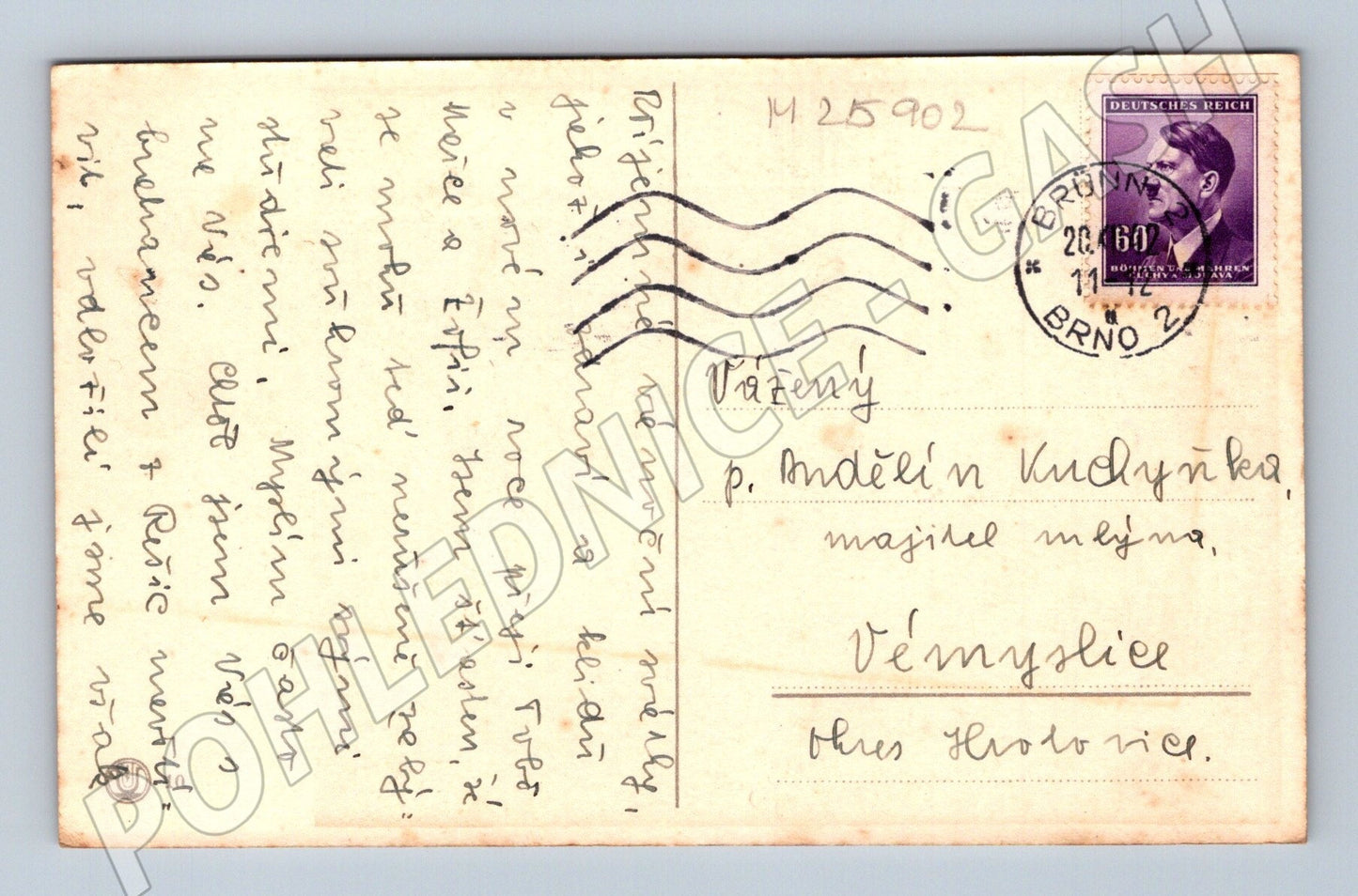 Pohlednice Brno okolí solitérní strom s postavou 1940 (M25902)