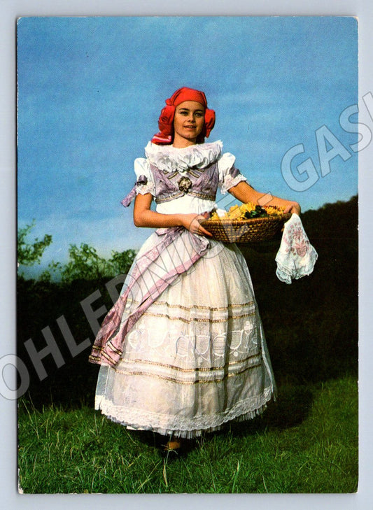 Pohlednice žena v kroji s košíkem květin (M3112)