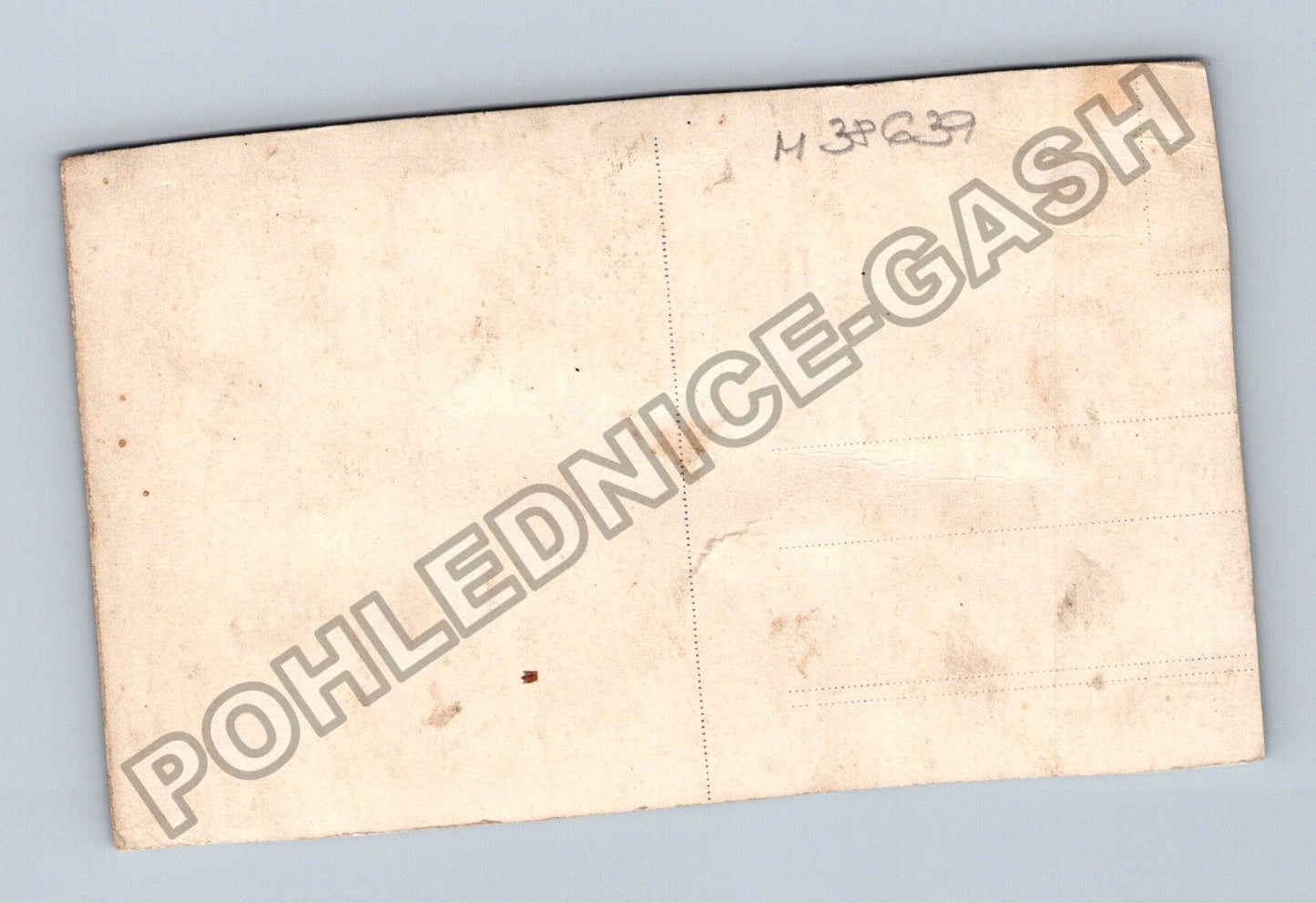 Chlapec v pruhovaných šatech ateliérová fotografie (M38639)