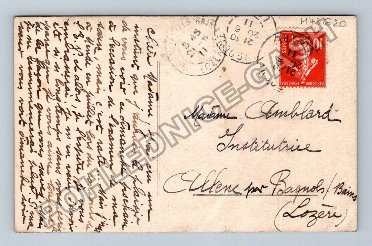 Pohlednice Francie žena v kožichu s květinami (M42620)