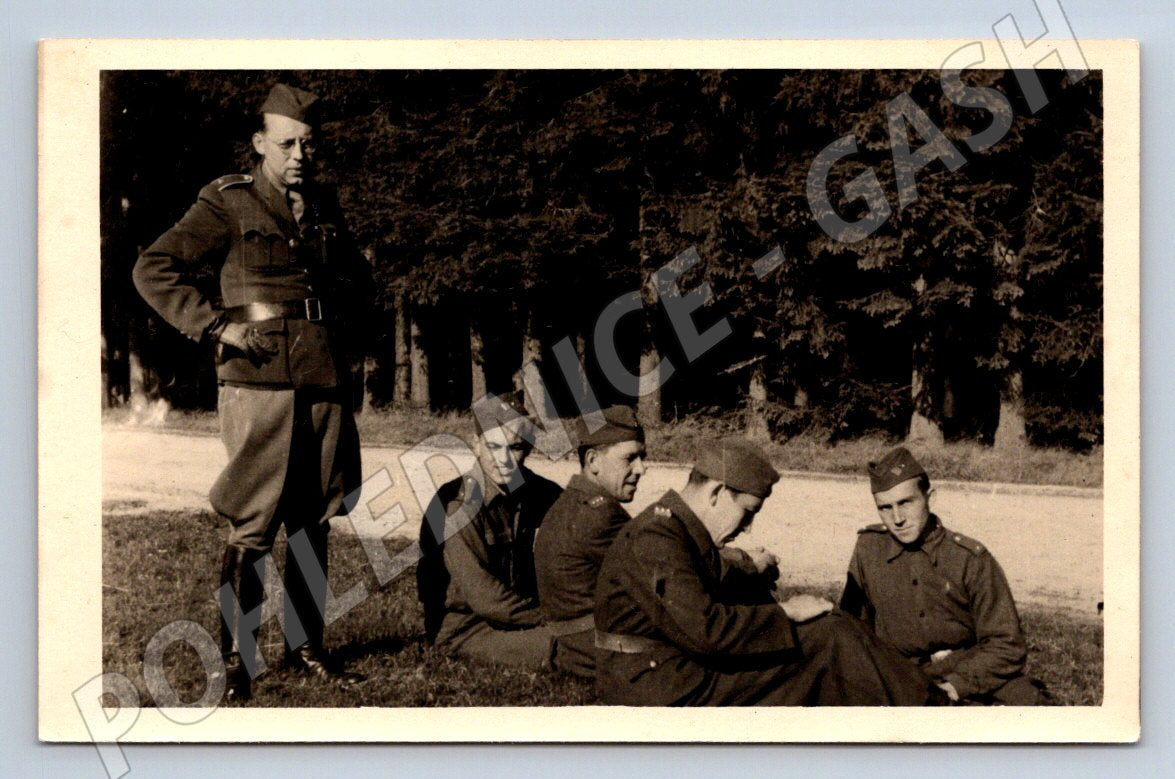 Pohlednice skupina vojáků v lese (P1103)