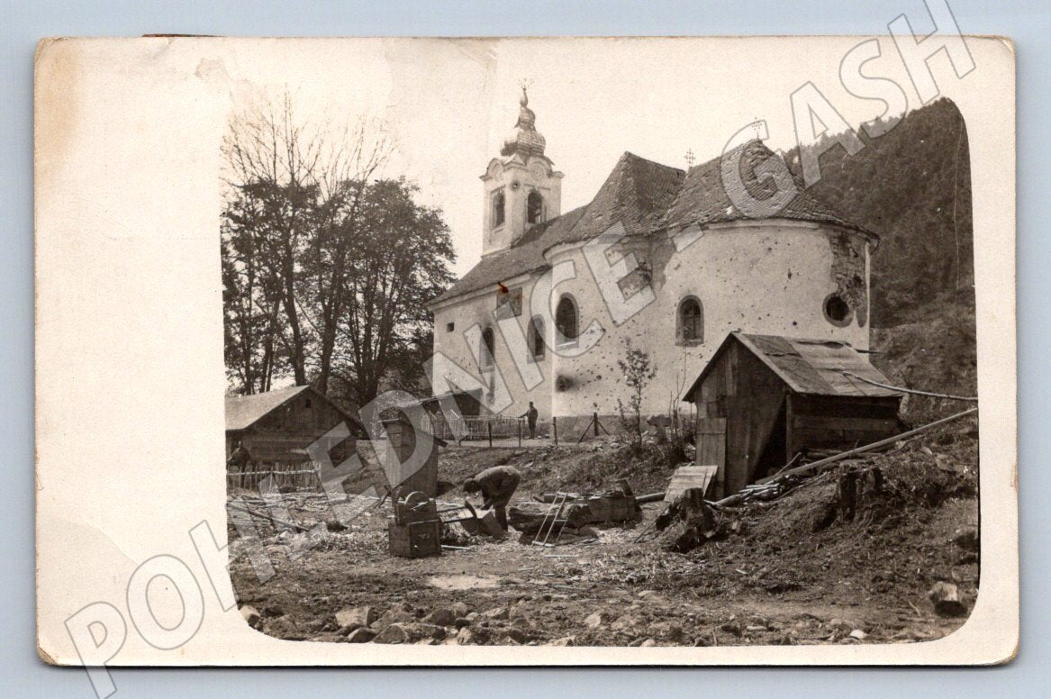 Pohlednice kostel poškozený boji vojenské ležení (P1104)