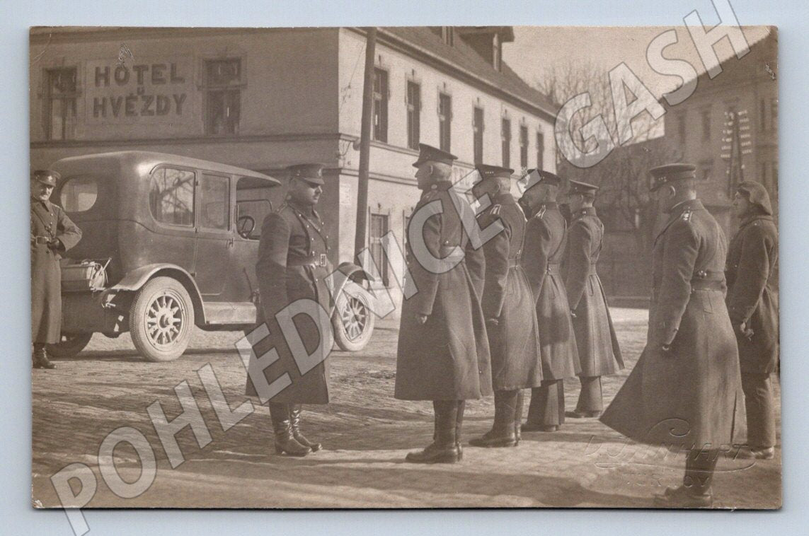 Pohlednice První republika vojáci automobil před hotelem (P1121)