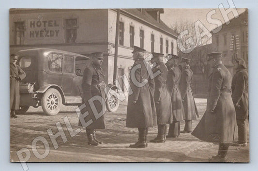 Pohlednice První republika vojáci automobil před hotelem (P1121)