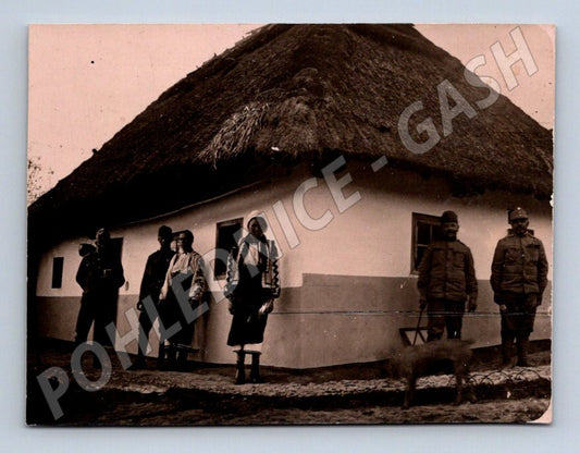 Pohlednice lidový kroj chalupa vojáci 1916 (P1122)