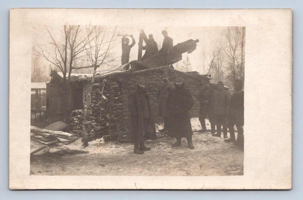 Pohlednice vojáci venkovská scéna dřevěná kamenná stavba 1920 (P1199)