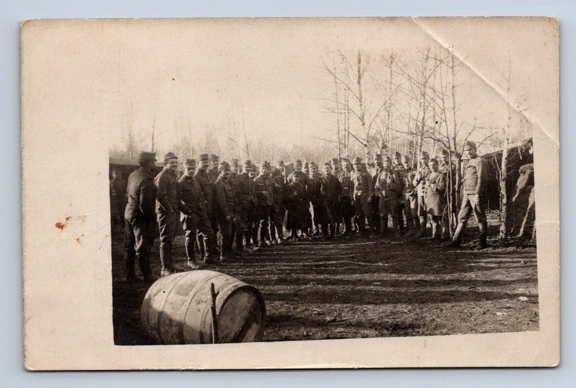 Pohlednice skupina vojáků 1 světová válka 1916 německy psaná (P1209)