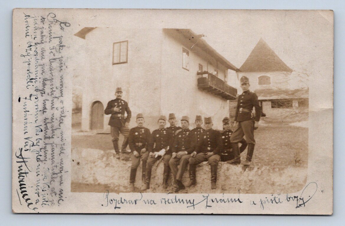 Pohlednice Rakousko Uhersko vojáci před venkovským domem 1910 (P1222)