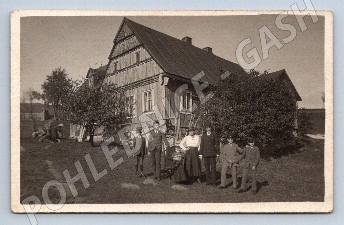 Pohlednice venkovský dřevěný dům s rodinou 1922 (P1441)
