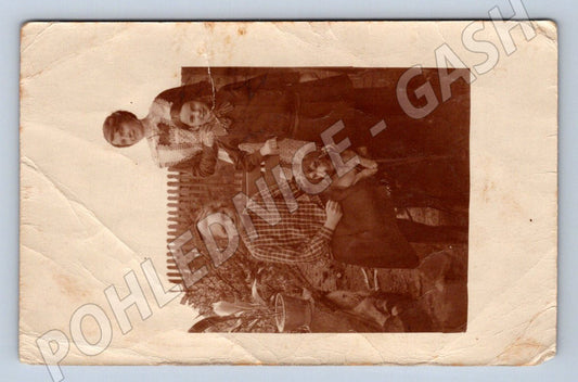 Pohlednice rodina se psem černobílá vintage (ST3766)