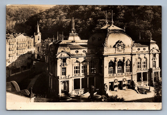Historická pohlednice Karlovy Vary — Lázně I., klasický lázeňský motiv z přelomu století