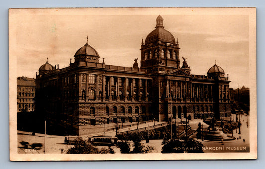 Pohlednice Praha Národní muzeum s tramvají — městská doprava přelomu století