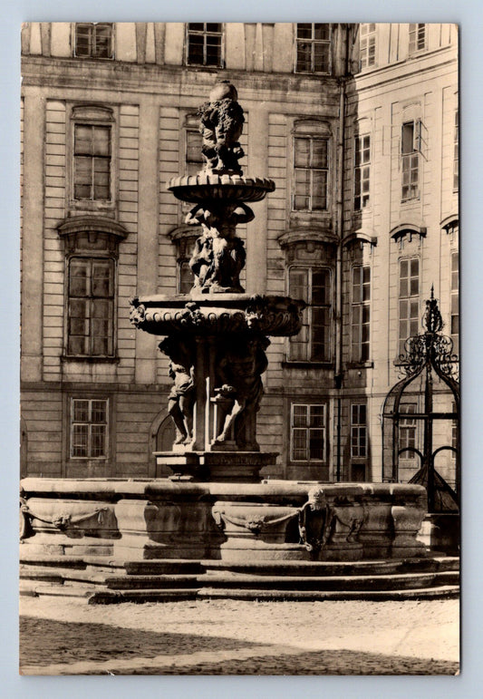 Pohlednice Praha Hrad kašna na druhém nádvoří (JN1737)