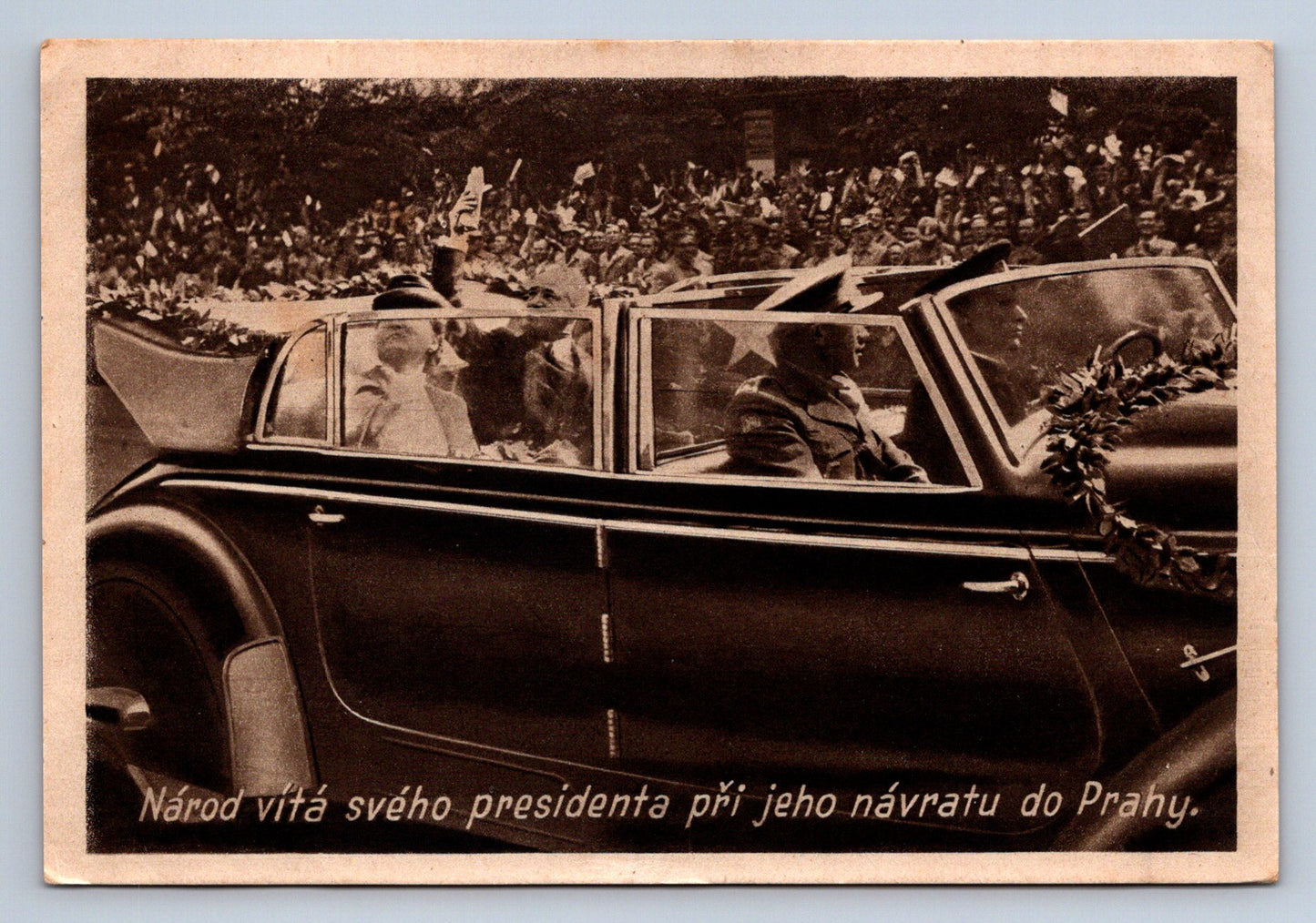 Pohlednice Prezident Eduard Beneš s chotí v autě 1945 (JN1973)