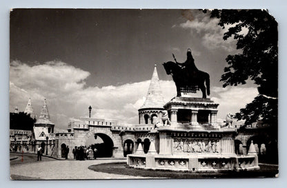 Pohlednice Budapest Halászbástya a Szt. István szoborral (JN2322)