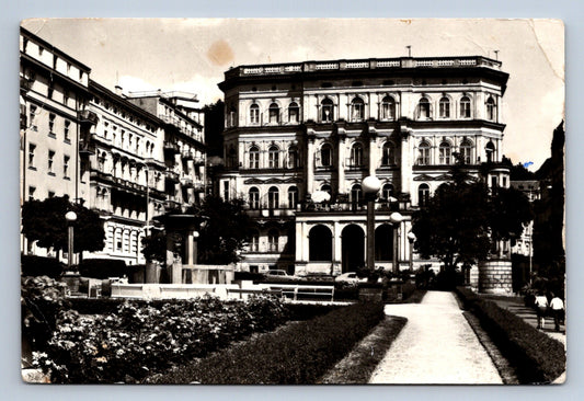 Pohlednice MARIÁNSKÉ LÁZNĚ - MÍROVÉ NÁMĚSTÍ (ST1305)