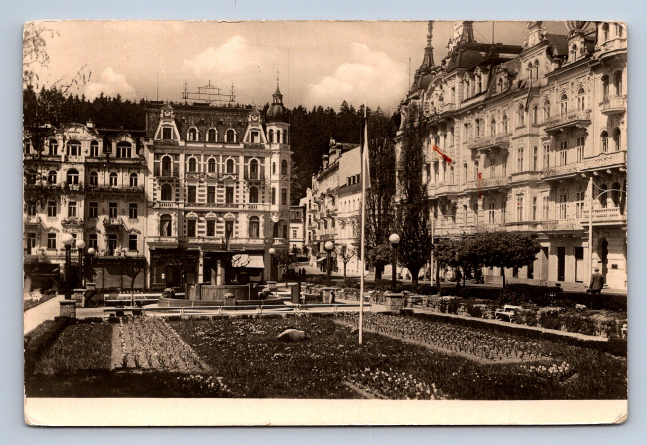 Pohlednice MARIÁNSKÉ LÁZNĚ - NÁMĚSTÍ MARŠÁLA STALINA (ST1315)