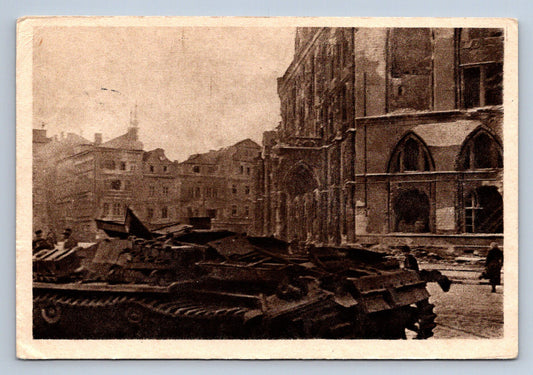 Pohlednice ZNIČENÝ NĚMECKÝ TANK NA STAROMĚSTSKÉM NÁMĚSTÍ (ST545)