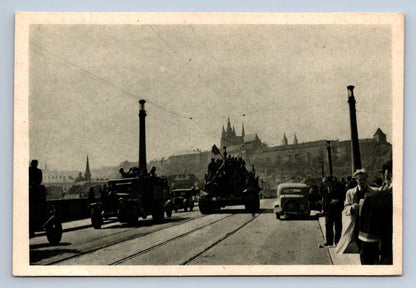 Pohlednice RUSKÉ TANKY NA MÁNESOVĚ MOSTĚ (ST606)