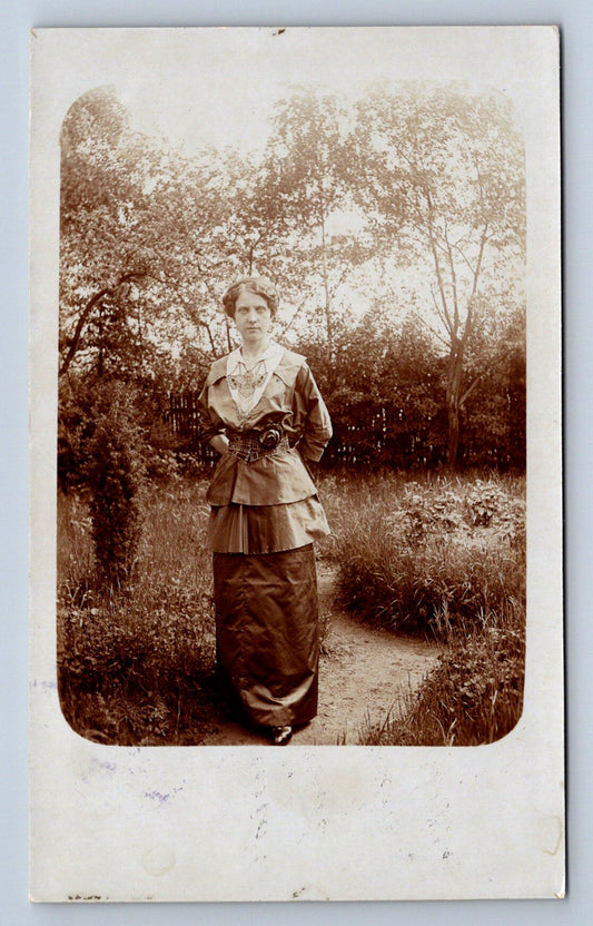 Pohlednice DÍVKA (ST672)