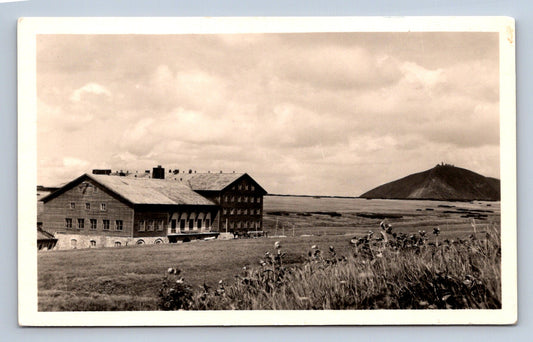 Pohlednice KRKONOŠE - LOUČNÍ BOUDA 1410 M.N.M. V POZADÍ SNĚŽKA (ST897)