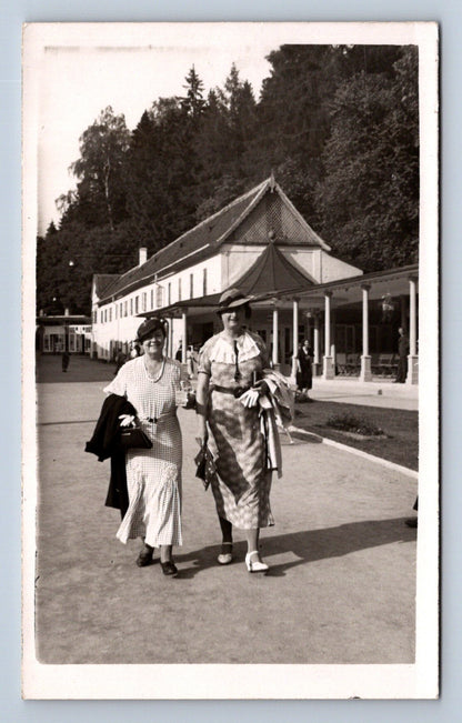 Pohlednice DVĚ ŽENY V ŠATECH - JULIUS MOTAL FOTOGRAF (ST3031)