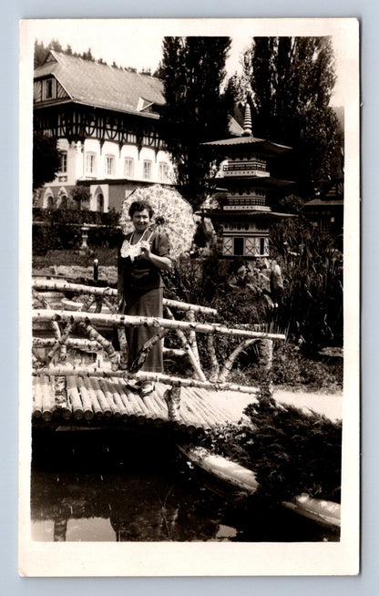 Pohlednice ŽENA S PARAPLETEM - JULIUS MOTAL FOTOGRAF (ST3032)