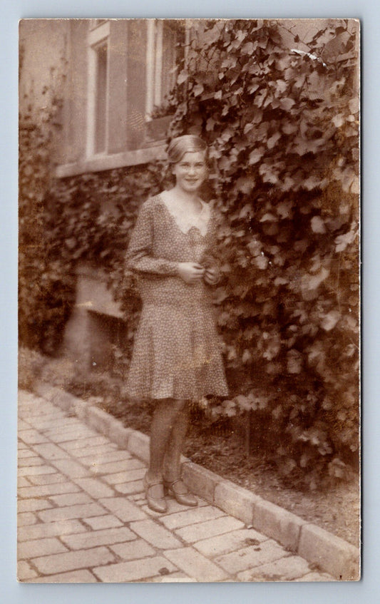 Pohlednice DIVKA NA PROCHÁZCE (ST3051)