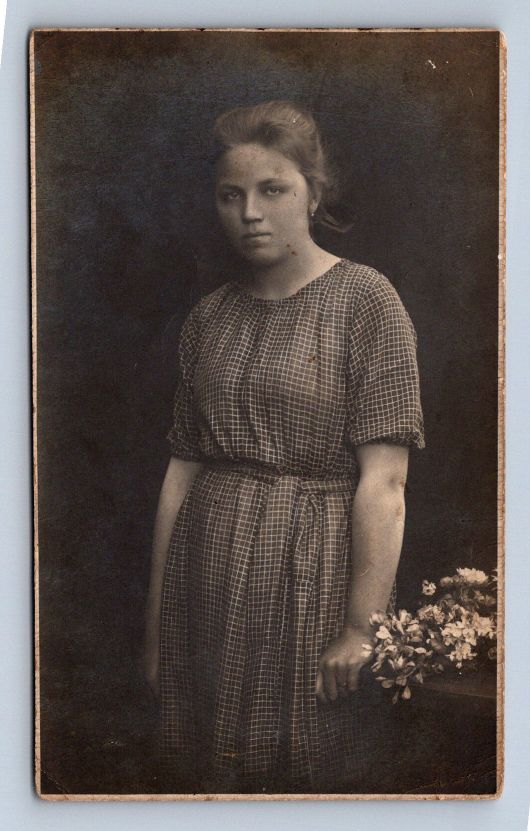 Pohlednice DÍVKA S KYTICÍ (ST3079)