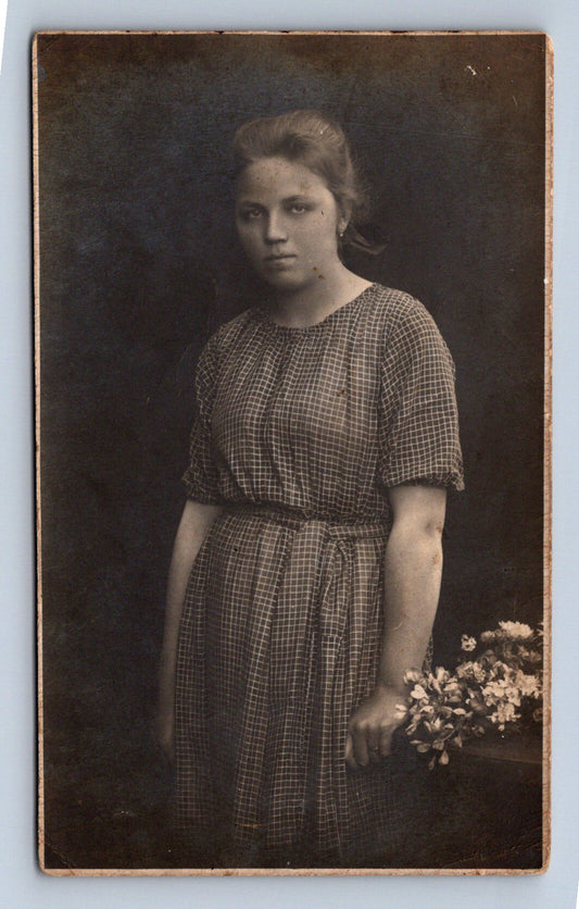 Pohlednice DÍVKA S KYTICÍ (ST3079)