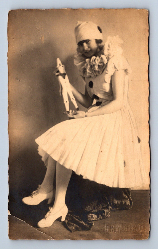 Pohlednice ŽENA S FIGURKOU - FOTOGRAF EKIMLA PRAHA (ST3139)