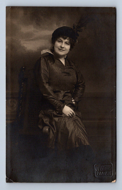 Pohlednice DÁMA V ČERNÉM FOTOGRAF J.F. ANGHANS (ST3227)
