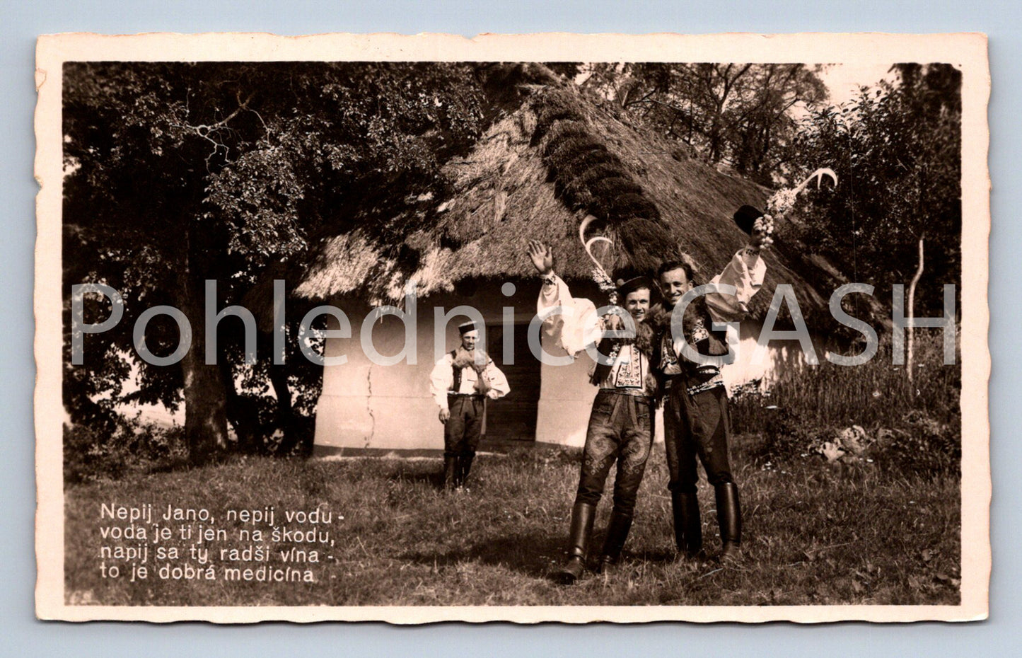 Postcard MORAVIAN NATIONAL COSTUMES (ST7779)