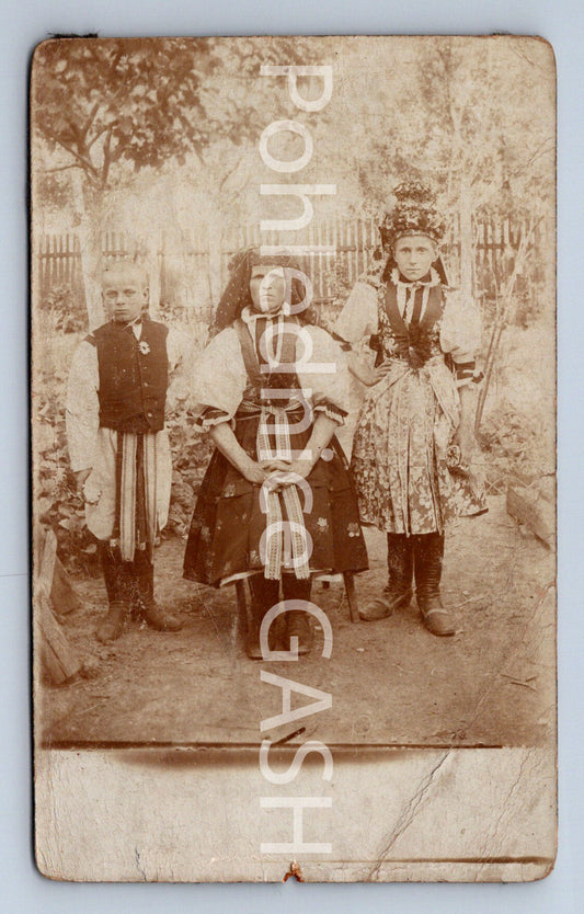 Pohlednice BABIČKA, VNUK A VNUČKA V KROJÍCH (ST9366)