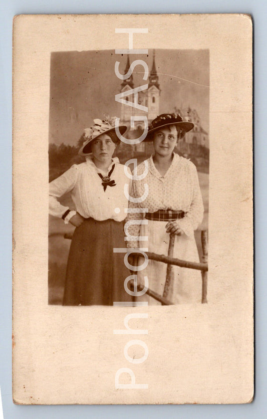 Pohlednice DVĚ ŽENY S KLOBOUKY (ST9380)