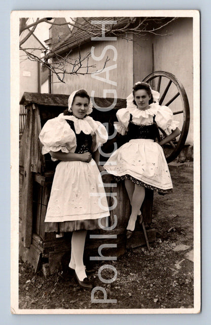Pohlednice ŽENY V KROJÍCH - NASAVRKY (ST9397)