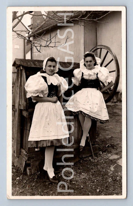 Pohlednice ŽENY V KROJÍCH - NASAVRKY (ST9397)