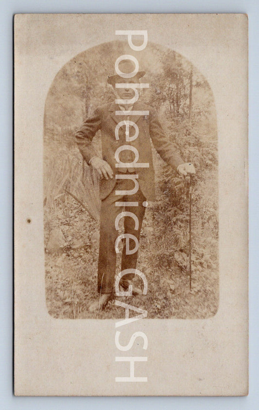 Pohlednice MUŽ S HOLÍ (ST9418)