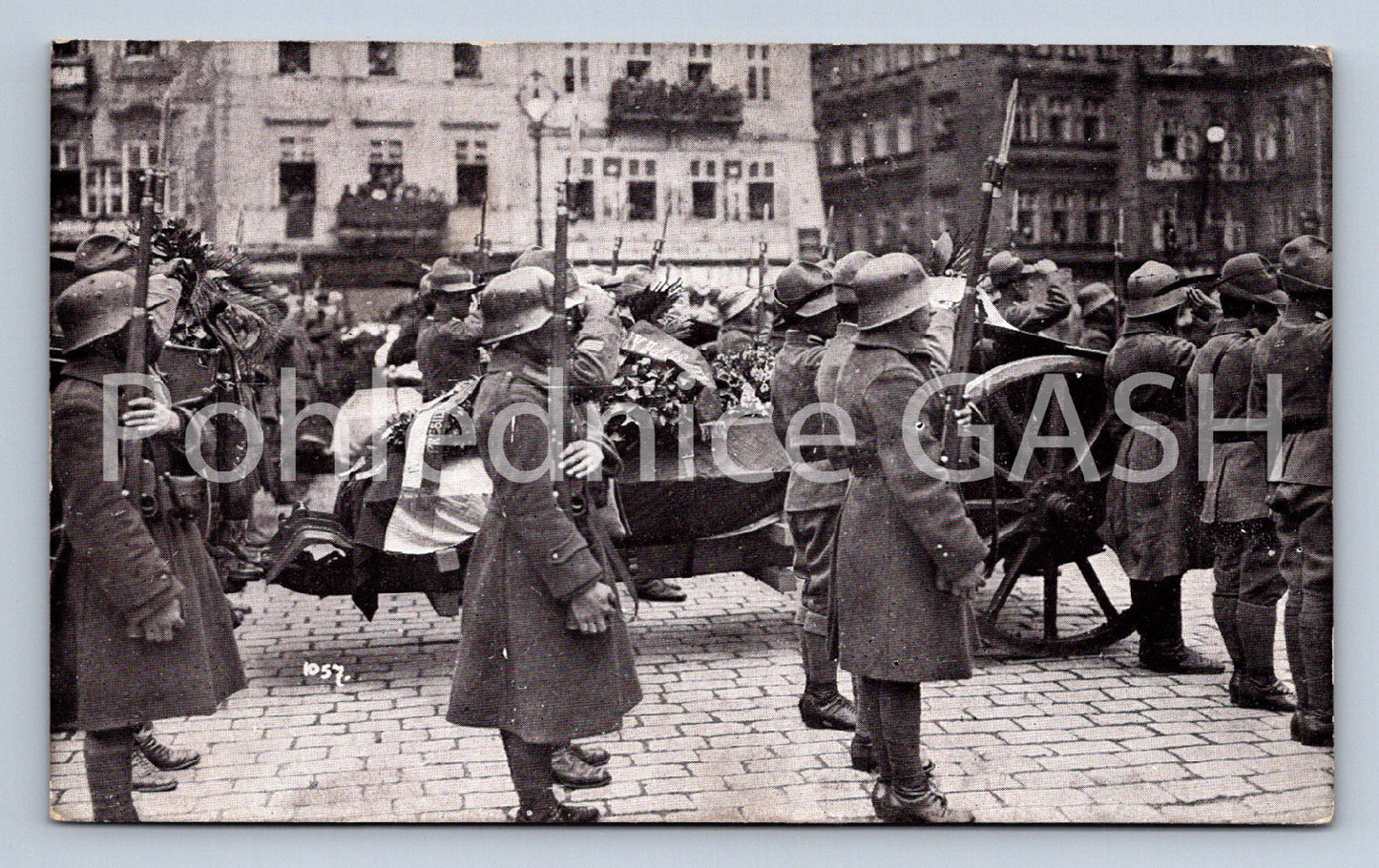 Pohlednice DEFILÉ DŮSTOJNÍKŮ PŘED RAKVEMI NA STARO NÁMĚSTÍ (ST9767)