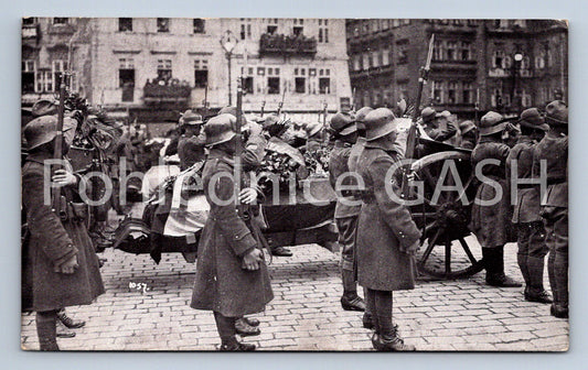 Pohlednice DEFILÉ DŮSTOJNÍKŮ PŘED RAKVEMI NA STARO NÁMĚSTÍ (ST9767)