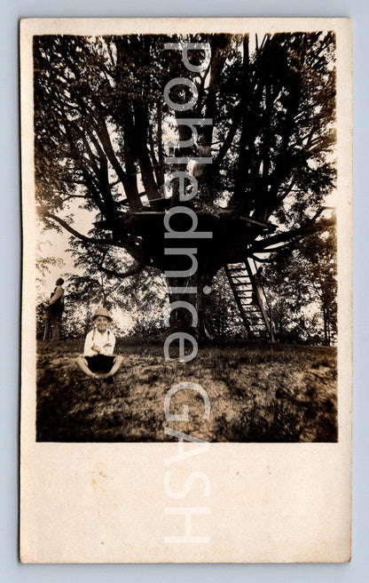 Postcard CHILD AND BUNKER (ST10011)