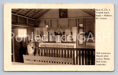 Pohlednice MÁŠ MINISTRANT HAROLD PŘED SOCHOU MATKY BOŽÍ (ST12447)
