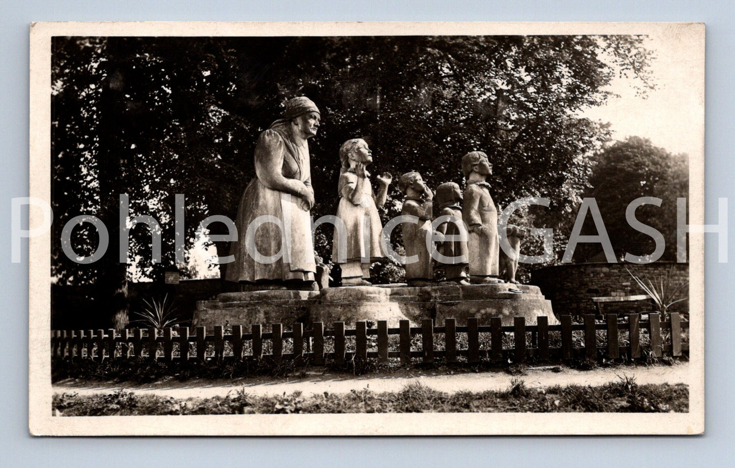 Pohlednice BABIČČINO ÚDOLÍ - POMNÍK BABIČKY (ST8945)