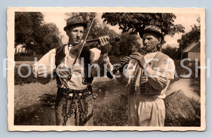 Postcard FOLK COSTUMES - MUSICIANS (X24830)