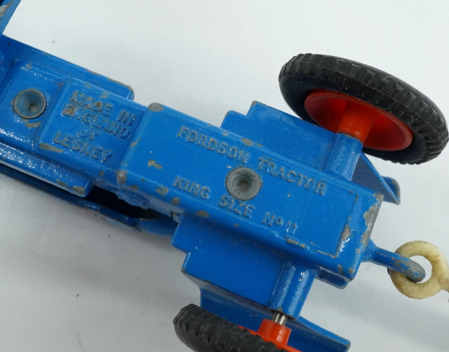 AUTÍČKO MATCHBOX FORDSON TRAKTOR WTITLOCK TRAILER BY LESNEY