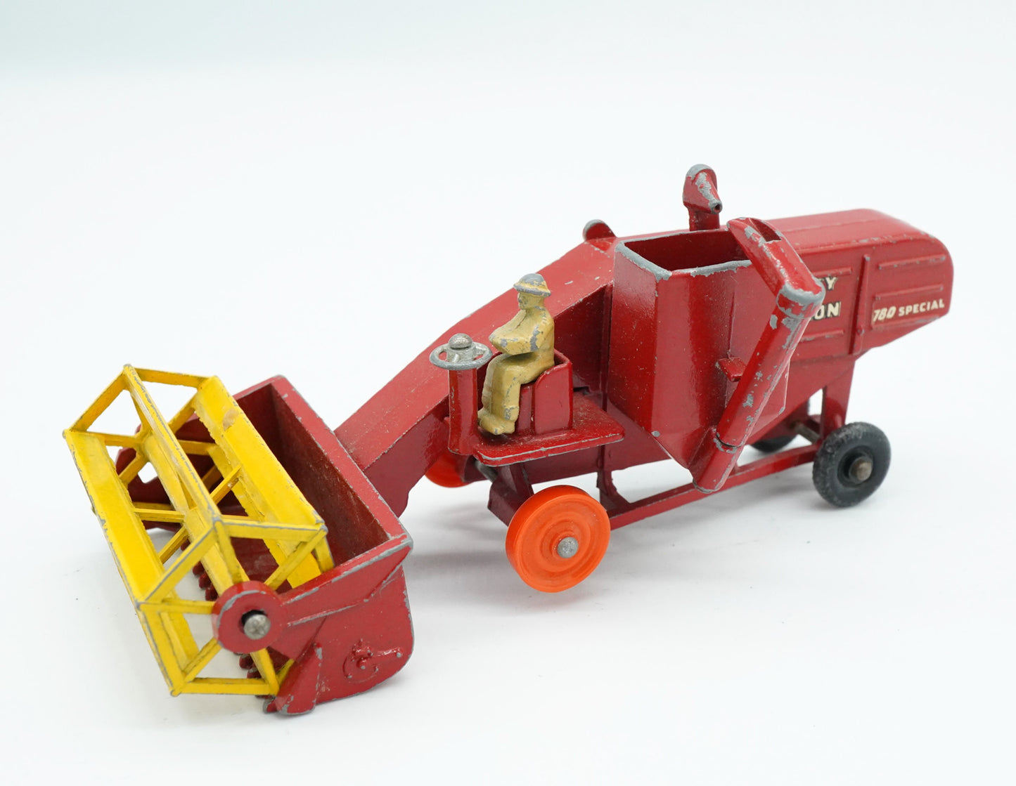 AUTÍČKO MATCHBOX MASSEY FERGUSON COMBINE HARVESTER BY LESNEY