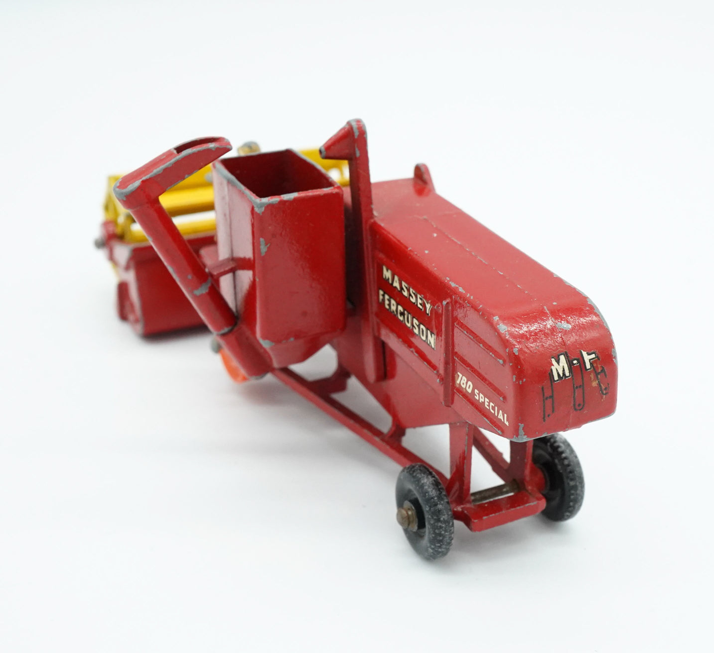 AUTÍČKO MATCHBOX MASSEY FERGUSON COMBINE HARVESTER BY LESNEY