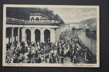 Pohlednice KARLOVY VARY RÁNO U MLÝNSKÉHO PRAMENE x8708