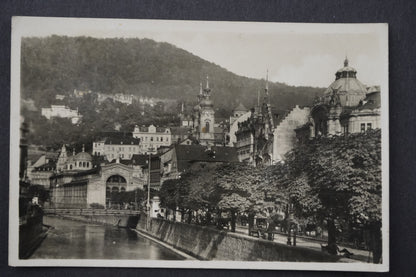 Pohlednice KARLOVY VARY POHLED NA VŘÍDELNÍ KOLONÁDU A KAT KOSTEL x8709