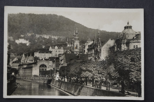 Pohlednice KARLOVY VARY POHLED NA VŘÍDELNÍ KOLONÁDU A KAT KOSTEL x8709
